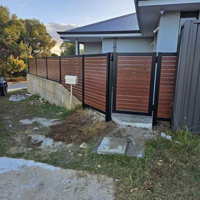 Timber-look aluminium slat fence
