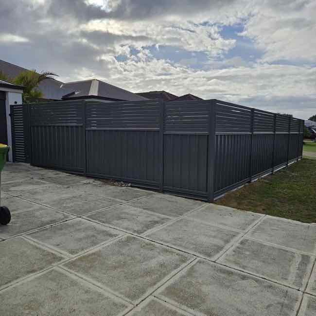 Slat-top colorbond fence