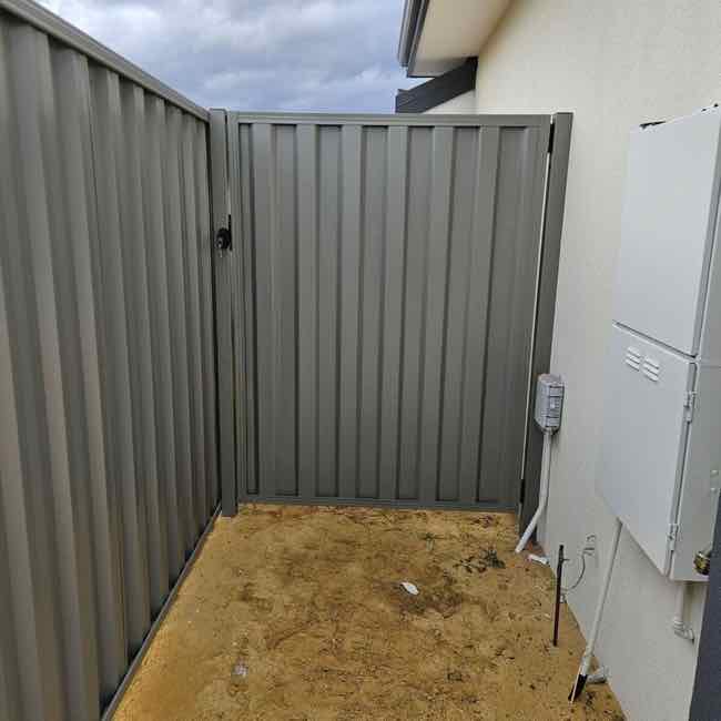 grey single gate